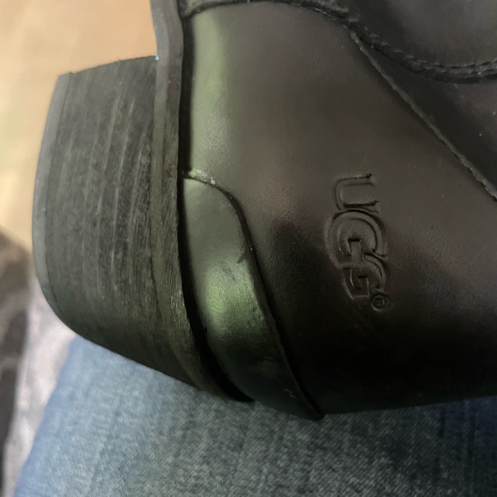 Women’s 7.5 leather UGG boots. They are like new condition.
